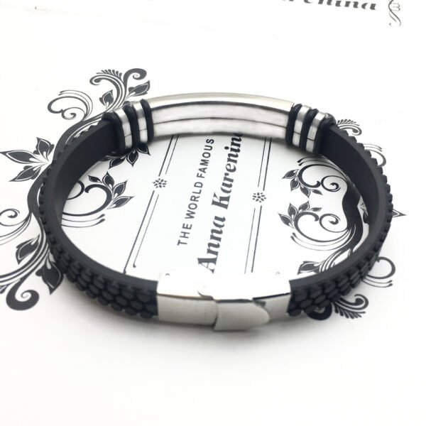 Stainless steel and silicone bracelet with a modern and sporty design