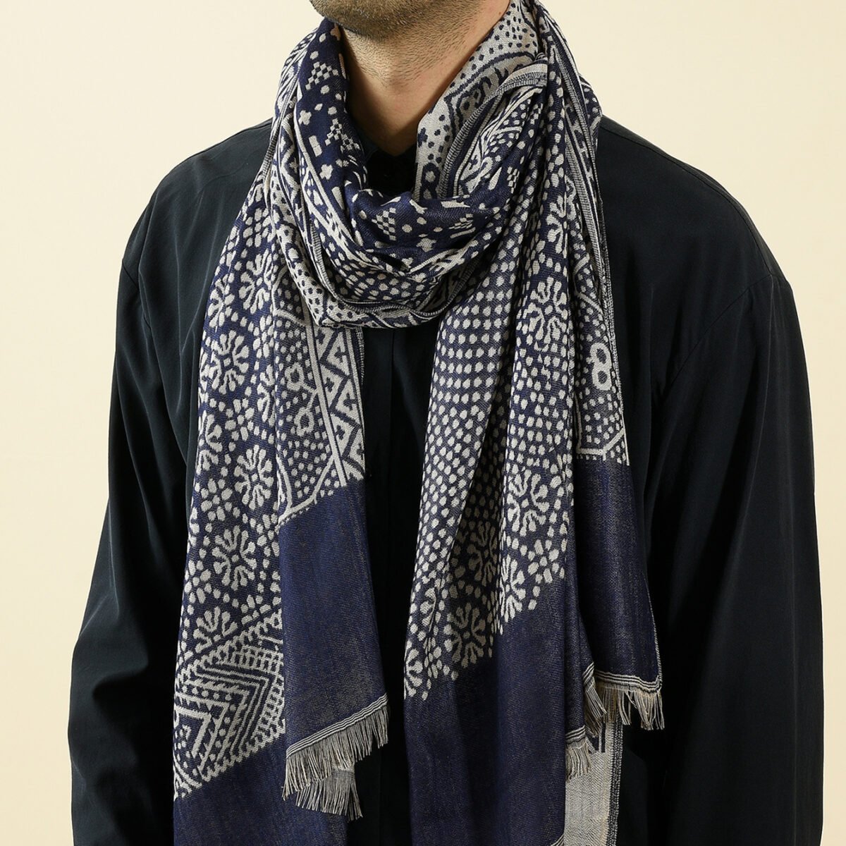 Men’s scarf with a fringed edge and a jacquard weave