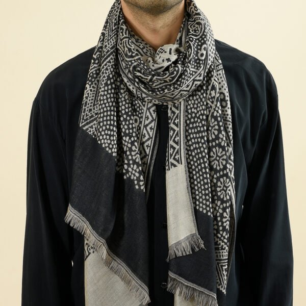 Men’s scarf with a fringed edge and a jacquard weave